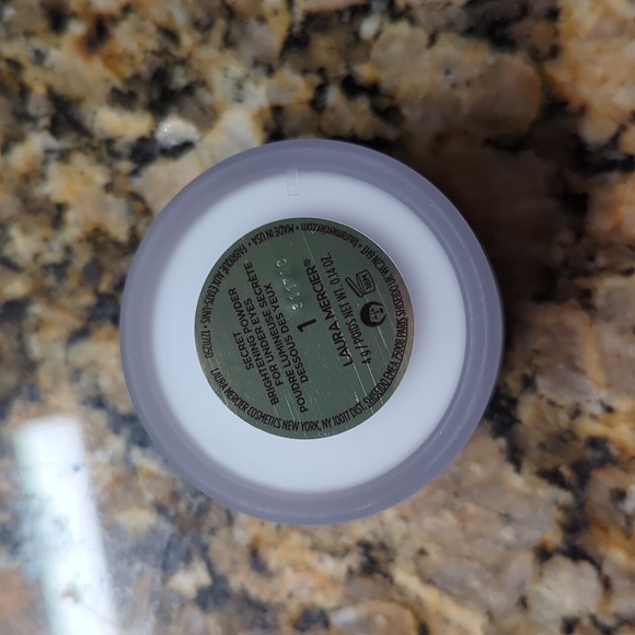 Laura Mercier Secret Brightening Powder For Under Eyes - Picture 4 of 7